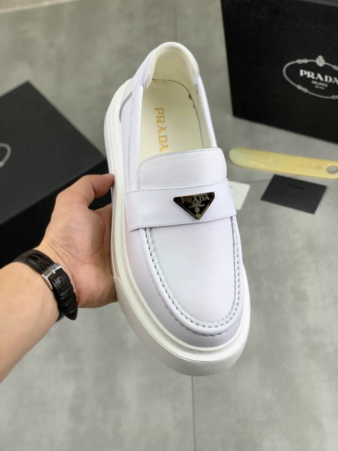 Men's men's shoes 💰P500 New PRADA Prada spring new casual leather shoes Original purchase, development and production Prada men's classic series, technical breathable fabrics with cowhide, casual sports shoes, casual shoes, sports dad shoes combine high-tech breathable materials and cowhide, P family exclusive button decoration on the side. The outsole is full of P italic design and bright colors to show vitality and continue the brand design inspiration. Stroll around the city lightly and feel free and comfortable. Delivered in exquisite packaging 🛍📦 ▪️Material: original customized calfskin with breathable material ▪️Inner lining: cowhide lining ➕cowhide feet ▪️Outsole: open-molded TPU foam material ▪️Sole thickness: 3.5CM ▪️Size: Men's 38-44 (45 can be customized) 4️⃣ colors available